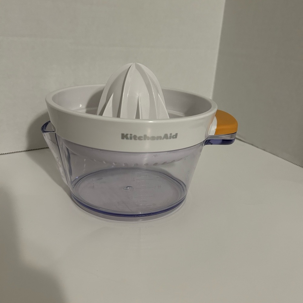KitchenAid White Top 18oz Manual Citrus Juicer